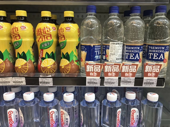 日本爆火的透明奶茶登陆上海，有真有假，食品安全让人担忧